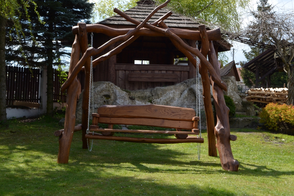Rustikale Gartenschaukel aus Massivholz Armlehnen Edelholz Hartholz
